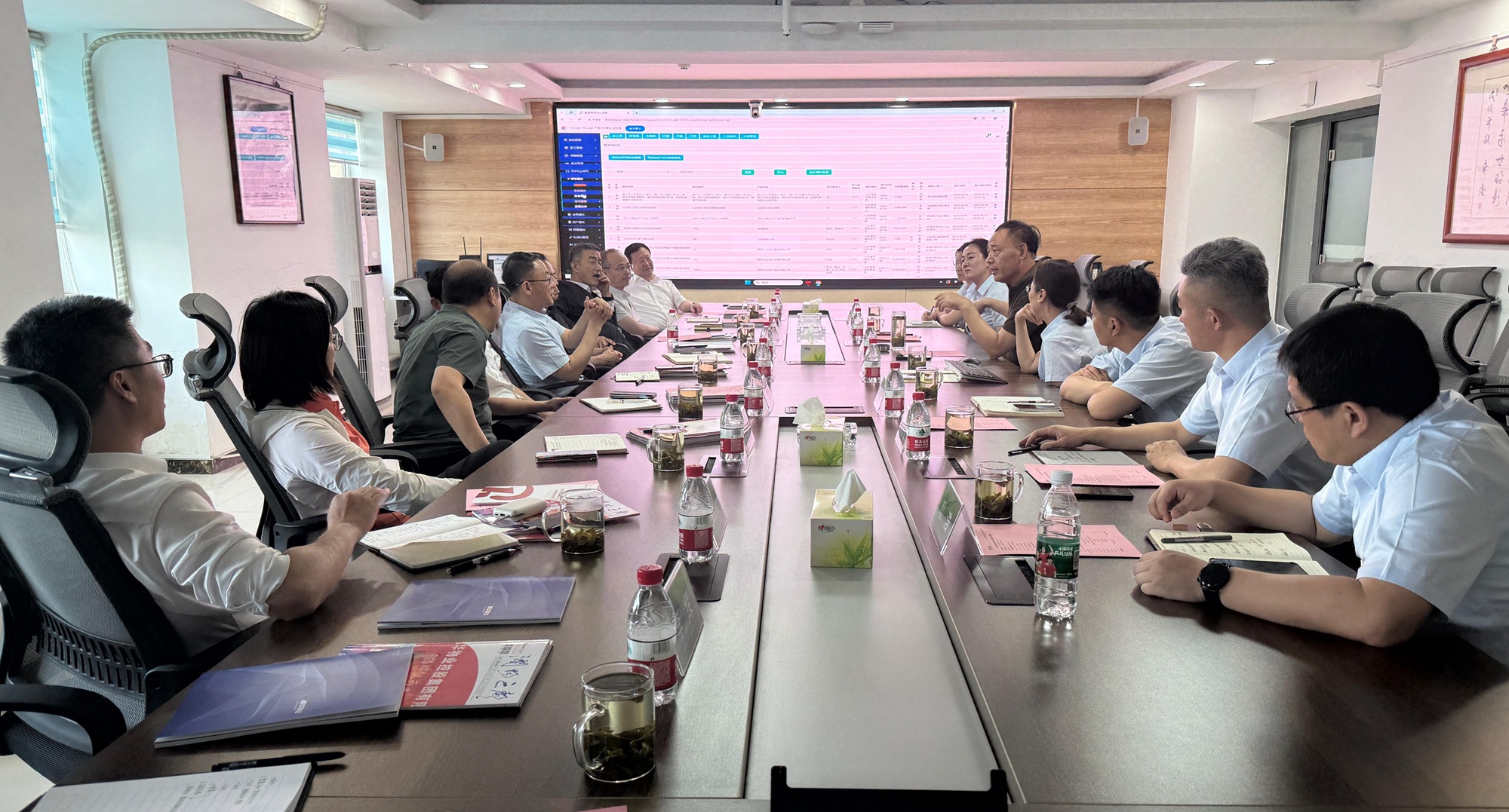 中国新兴集团有限责任公司管理团队一行莅临润华物业参观调研