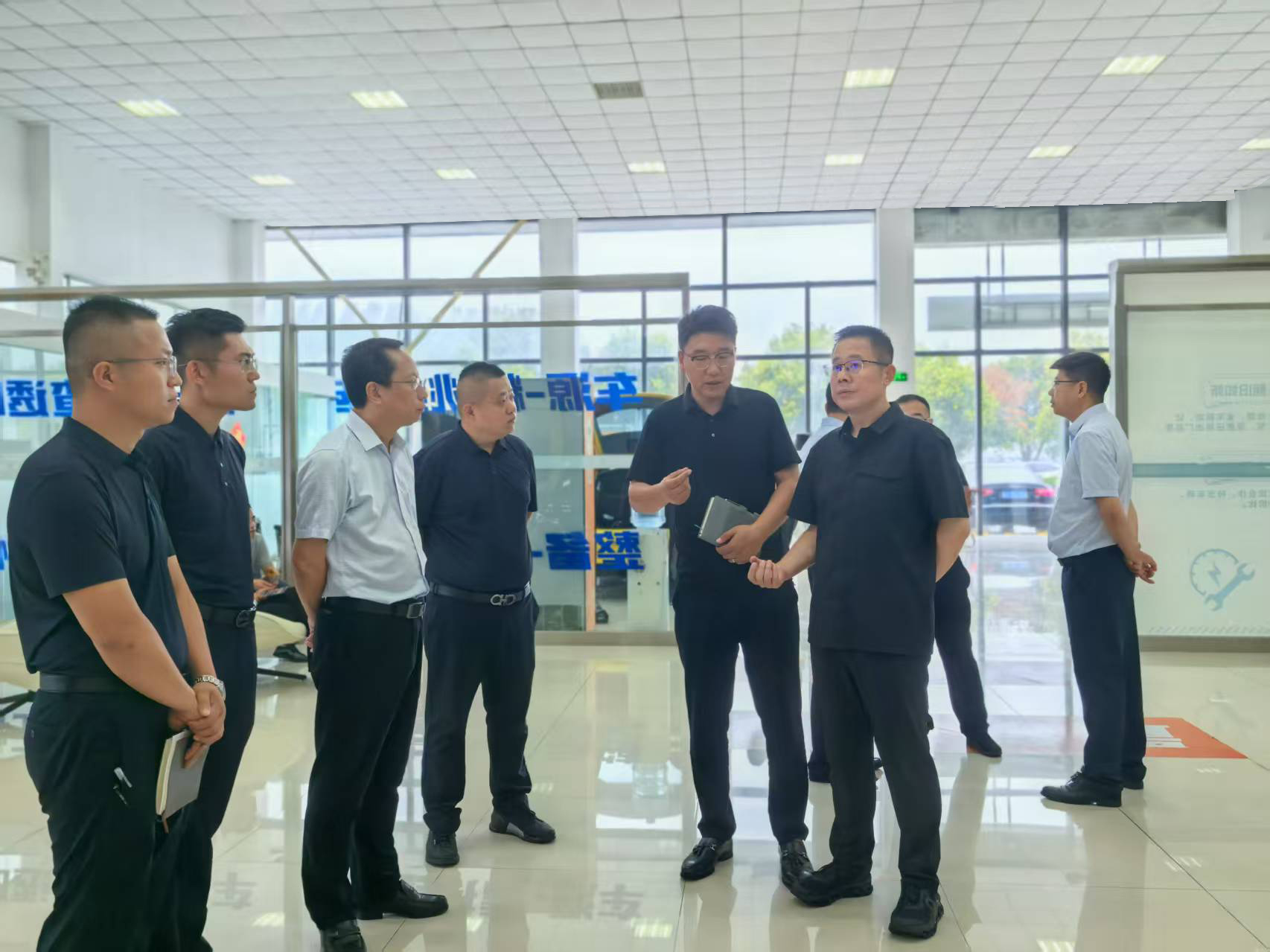 润华汽车总经理刘彤一行到润华二手车中心调研
