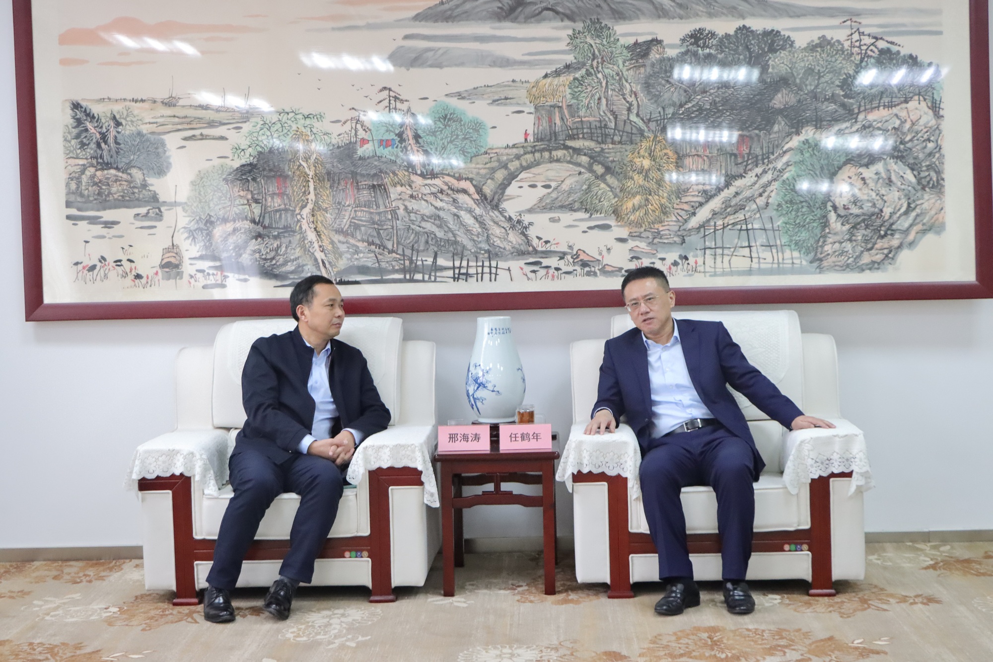 全国工商联汽车经销商商会党支部书记、秘书长邢海涛一行莅临集团调研